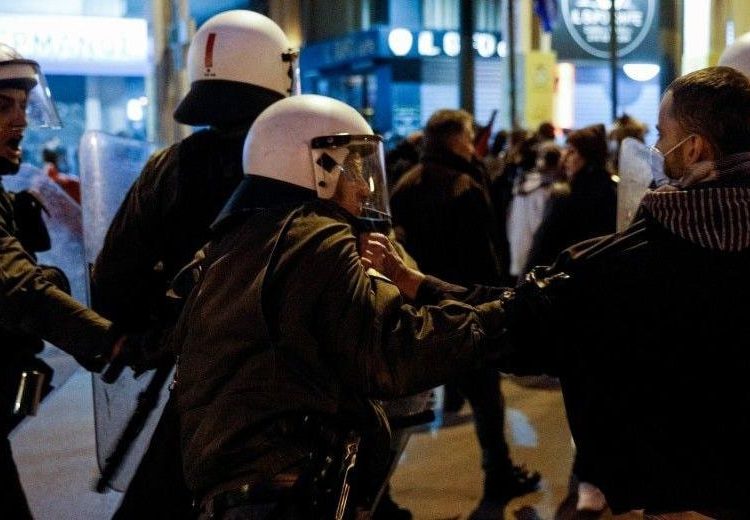 Άγριο ξύλο στη διαδήλωση για την εν ψυχρώ εκτέλεση του 18χρονου στο Πέραμα (βίντεο)