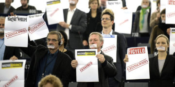 Ο Ορμπανισμός του Μαξίμου προκαλεί αντιδράσεις στην… Ευρώπη