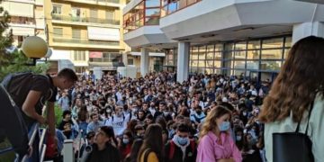 ΑΕΙ με συνωστισμό και face control