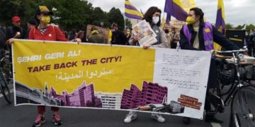 Έρχονται οι κομμουνιστές να μας… βάλουν σε σπίτια;