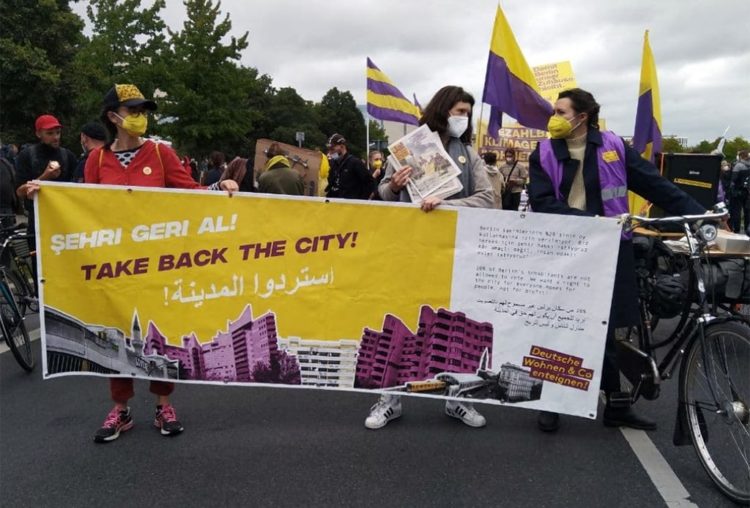 Έρχονται οι κομμουνιστές να μας… βάλουν σε σπίτια;