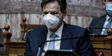 «Μεταμνημονιακή αξιολόγηση»: Επιτάχυνση πλειστηριασμών, κόψιμο επιδομάτων