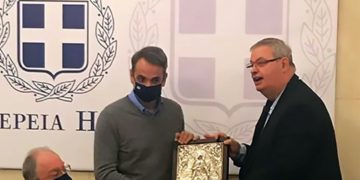 Ο πρωθυπουργός «πασάρει» και ο περιφερειάρχης «σκοράρει»…