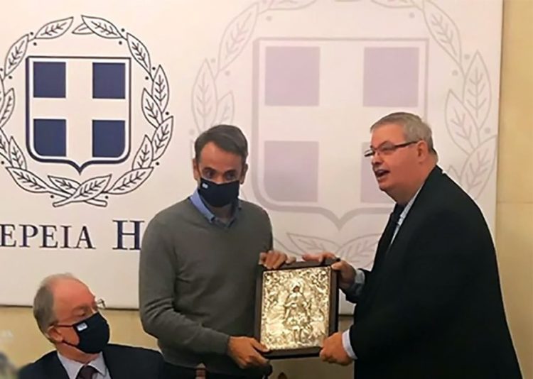 Ο πρωθυπουργός «πασάρει» και ο περιφερειάρχης «σκοράρει»…