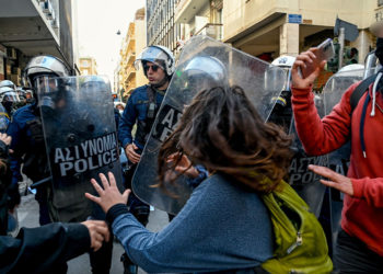 Γερή δόση κυβέρνησης του κλώτσου και του «μπάτσου»