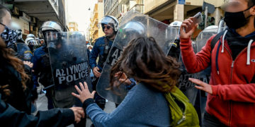 Γερή δόση κυβέρνησης του κλώτσου και του «μπάτσου»