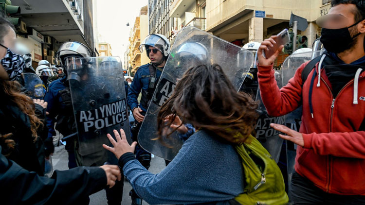 Γερή δόση κυβέρνησης του κλώτσου και του «μπάτσου»