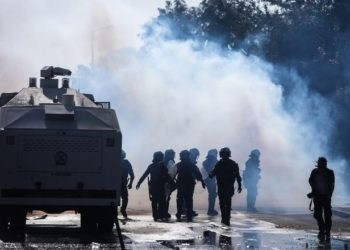 Πυροσβέστες: Ήρωες στις φωτιές, του κλότσου και του μπάτσου το χειμώνα!