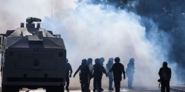 Πυροσβέστες: Ήρωες στις φωτιές, του κλότσου και του μπάτσου το χειμώνα!