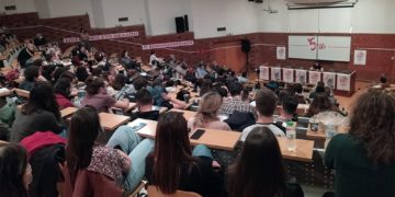 Ό,τι υπάρχει δεν επαρκεί, ό,τι επαρκεί πασχίζει να γεννηθεί!