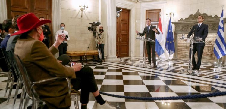 Τι έπαθαν οι δημοσιογράφοι στα ελληνικά ΜΜΕ και τους ξεφτιλίζει έτσι ο Μητσοτάκης;