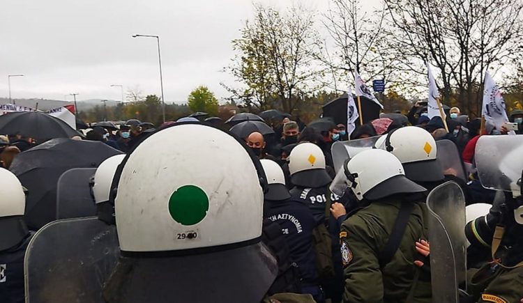 Μαύρη Παρασκευή στην Κοζάνη:  Ξύλο και χημικά κατά διαδηλωτών