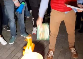 Αρνητές έκαψαν μάσκες, τεστ και παιδικά βιβλία του Τριβιζά