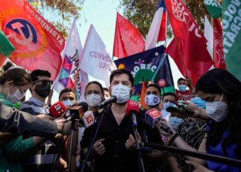 Χονδροκομμένη επίθεση του 902.gr στο ΝΑΡ: Οι εξεγέρσεις, ο ρεφορμισμός και η ακίνδυνη αταραξία