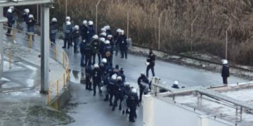 Ψέματα ΕΛΑΣ για Kavala Oil – Αν ίσχυαν τα περί «διαρροής υδρόθειου» από εργαζόμενους θα είχαν πεθάνει και τα… ΜΑΤ!