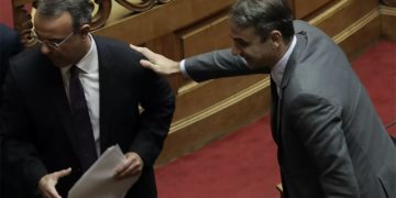 Προϋπολογισμός 2021: 800 εκ. λιγότερα στην Υγεία,  7,5 δισ. για εξοπλισμούς!