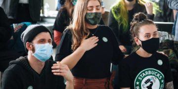 Starbucks: Κατηγορίες για «εκφοβισμό» εργαζομένων που ήθελαν να συνδικαλιστούν