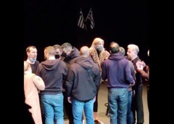 Αυτόκλητη… Χωροφυλακή Θεάτρου σε παράσταση του Ζαραλίκου (βίντεο)
