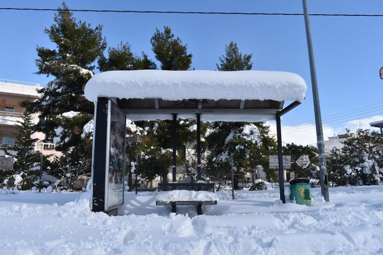 Εγκλωβισμένοι στον πάγο κυβέρνησης- επιχειρηματιών
