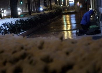 Να ανοίξουν τώρα θερμαινόμενοι χώροι για τους αστέγους, για να μη θρηνήσουμε νεκρούς