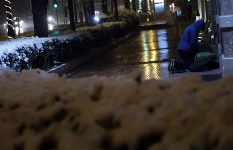 Να ανοίξουν τώρα θερμαινόμενοι χώροι για τους αστέγους, για να μη θρηνήσουμε νεκρούς