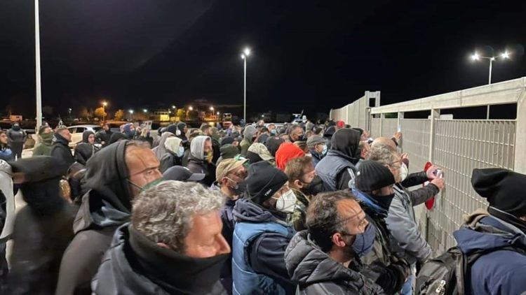 Μεγάλη κινητοποίηση στην Χίο ενάντια στο στρατόπεδο συγκέντρωσης για τους πρόσφυγες