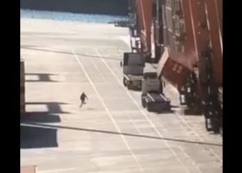 Παραλίγο νέα τραγωδία στο λιμάνι του Πειραιά – Πώς εργάτης απέφυγε δύο κοντέινερ (βίντεο)