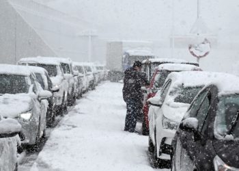 Μοίρασαν τρόφιμα στους εγκλωβισμένους της Αττικής Οδού μέλη του “Φυσάει Κόντρα” στην Αγ. Παρασκευή