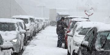 Μοίρασαν τρόφιμα στους εγκλωβισμένους της Αττικής Οδού μέλη του “Φυσάει Κόντρα” στην Αγ. Παρασκευή