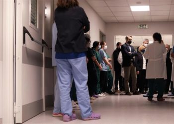 Νοσοκομεία λίγο πριν το χείλος της κατάρρευσης, υγειονομικοί εξουθενωμένοι …
