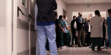 Νοσοκομεία λίγο πριν το χείλος της κατάρρευσης, υγειονομικοί εξουθενωμένοι …
