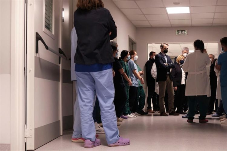 Νοσοκομεία λίγο πριν το χείλος της κατάρρευσης, υγειονομικοί εξουθενωμένοι …