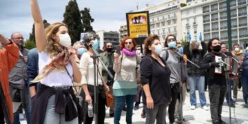 Οι καλλιτέχνες βγαίνουν στους δρόμους διεκδικώντας στήριξη