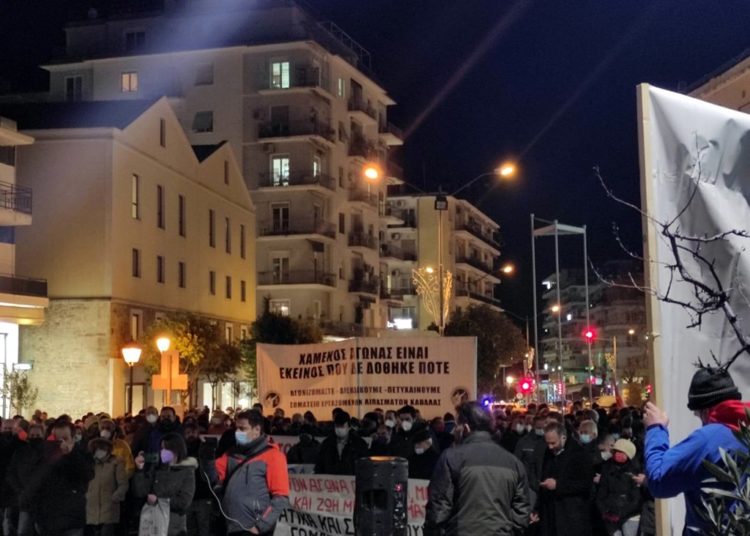 Καβάλα: Μεγάλη πορεία συμπαράστασης στον αγώνα των εργαζομένων στα πετρέλαια (φωτό+βίντεο)