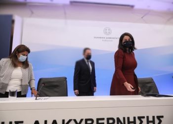 Μέσω τηλεδιάσκεψης αποφάσισαν το άνοιγμα των σχολείων με 50.000 κρούσματα την ημέρα….