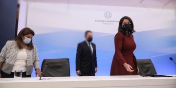 Μέσω τηλεδιάσκεψης αποφάσισαν το άνοιγμα των σχολείων με 50.000 κρούσματα την ημέρα….