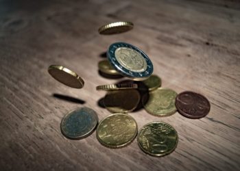 Τάζουν αυξήσεις μισθών, ενώ πρόκειται για μειώσεις