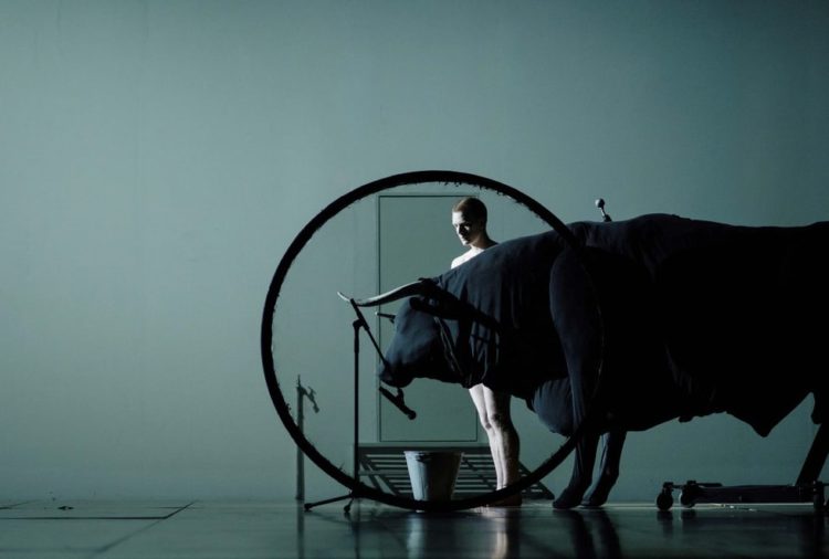 Σκέψεις με αφορμή την παράσταση «Εγκάρσιος Προσανατολισμός» του Δημήτρη Παπαϊωάννου