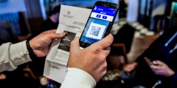 Κορονοϊός: Στο καφκικό σύμπαν των διαχωρισμών και της ατομικής ευθύνης