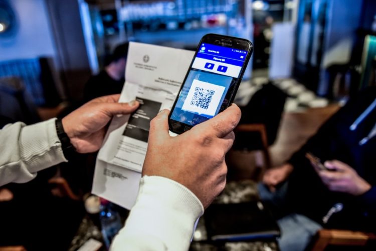 Κορονοϊός: Στο καφκικό σύμπαν των διαχωρισμών και της ατομικής ευθύνης