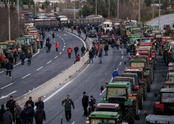 Τα αγροτικά μπλόκα επιμένουν αγωνιστικά