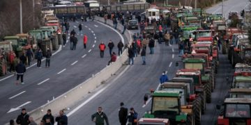 Τα αγροτικά μπλόκα επιμένουν αγωνιστικά