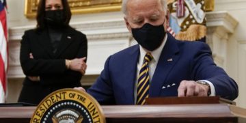 «Νταβάς» στα χρήματα του αφγανικού λαού οι ΗΠΑ