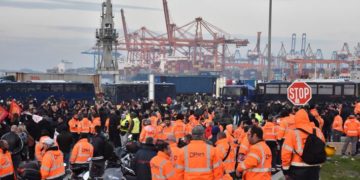 Πρώτη νίκη των απεργών και της αλληλεγγύης στις προβλήτες της COSCO