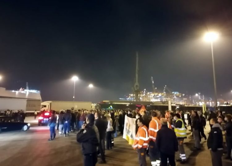 Πρώτη νίκη των απεργών και της αλληλεγγύης στις προβλήτες της COSCO