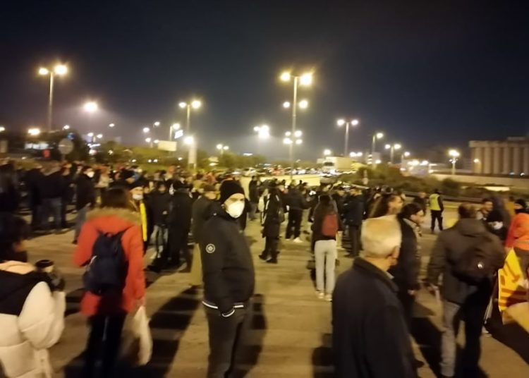 Πρώτη νίκη των απεργών και της αλληλεγγύης στις προβλήτες της COSCO