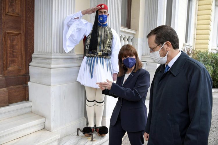 Fast-track απονομές μεταλλίων σε δολοφόνους από τον δήμο Αθήνας