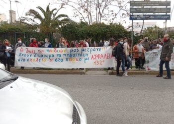 Γκράβα: Συγκέντρωση μαθητών μετά από θάνατο συμμαθητή τους σε δρόμο-καρμανιόλα (βιντεο)