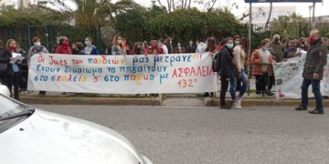 Γκράβα: Συγκέντρωση μαθητών μετά από θάνατο συμμαθητή τους σε δρόμο-καρμανιόλα (βιντεο)