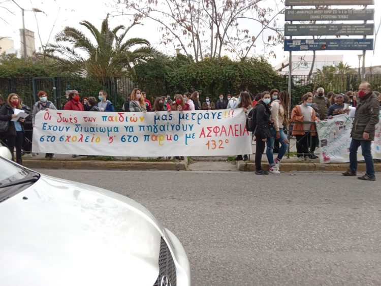 Γκράβα: Συγκέντρωση μαθητών μετά από θάνατο συμμαθητή τους σε δρόμο-καρμανιόλα (βιντεο)